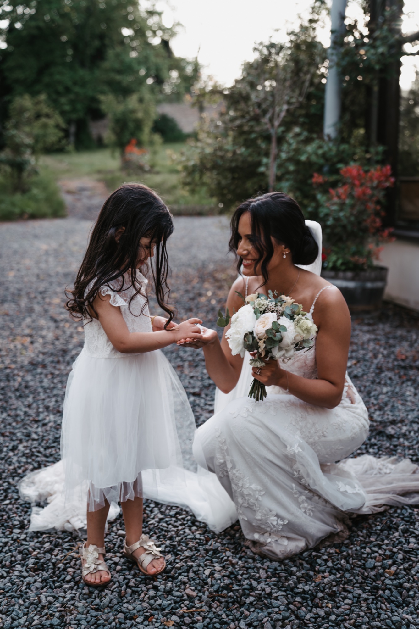 Mariée et petite fille