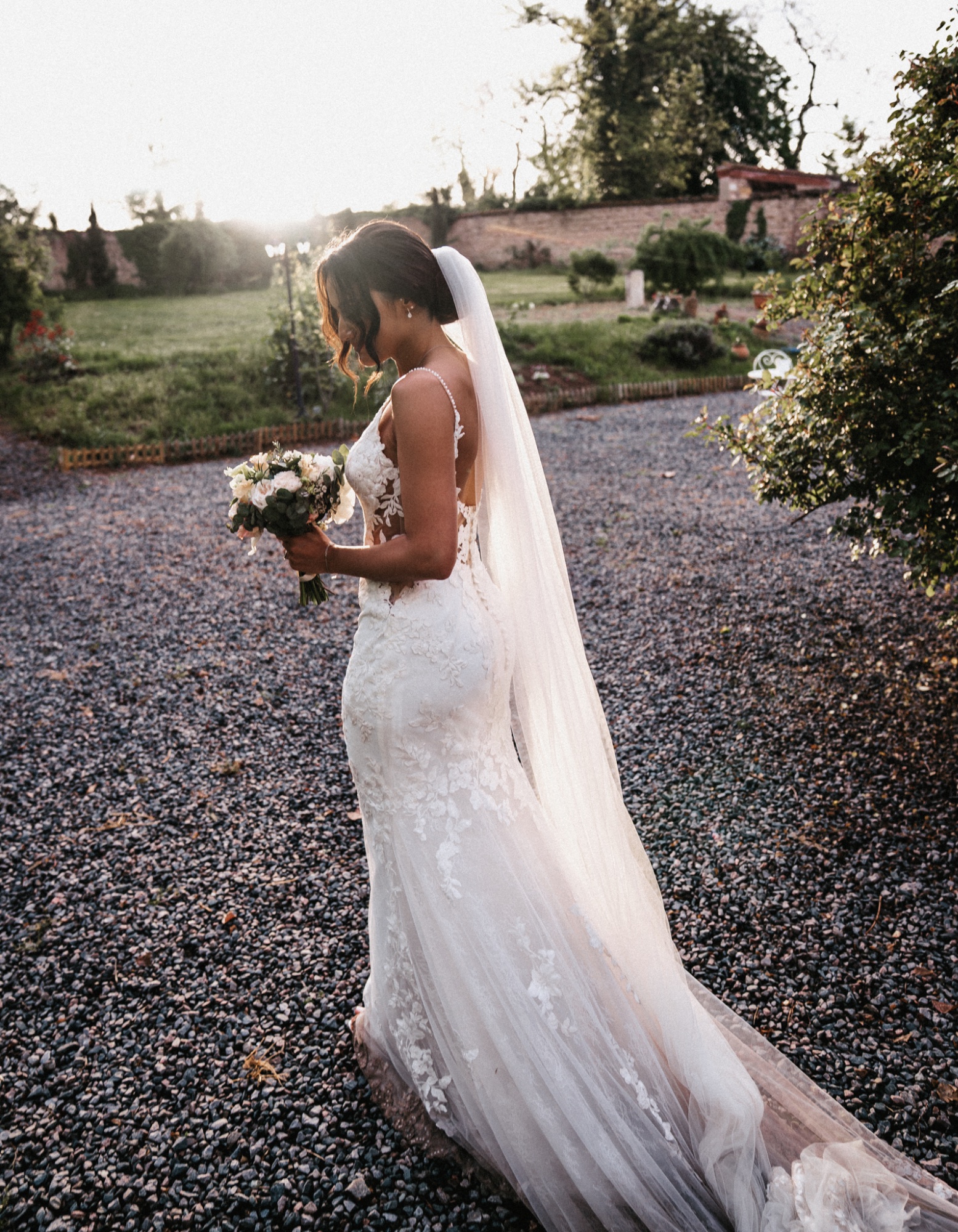Mariée voile lumière dorée