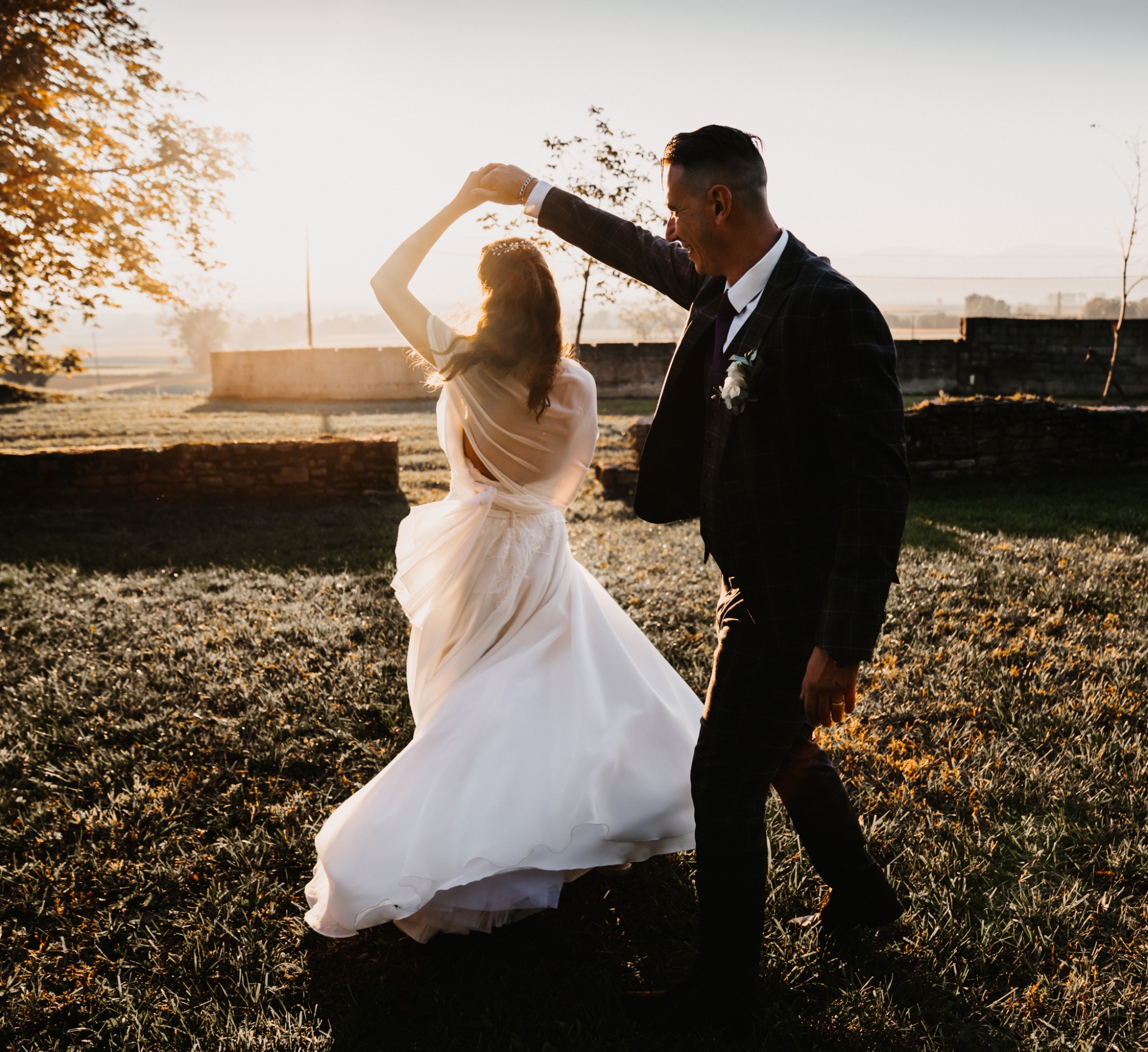 Couple danse coucher de soleil