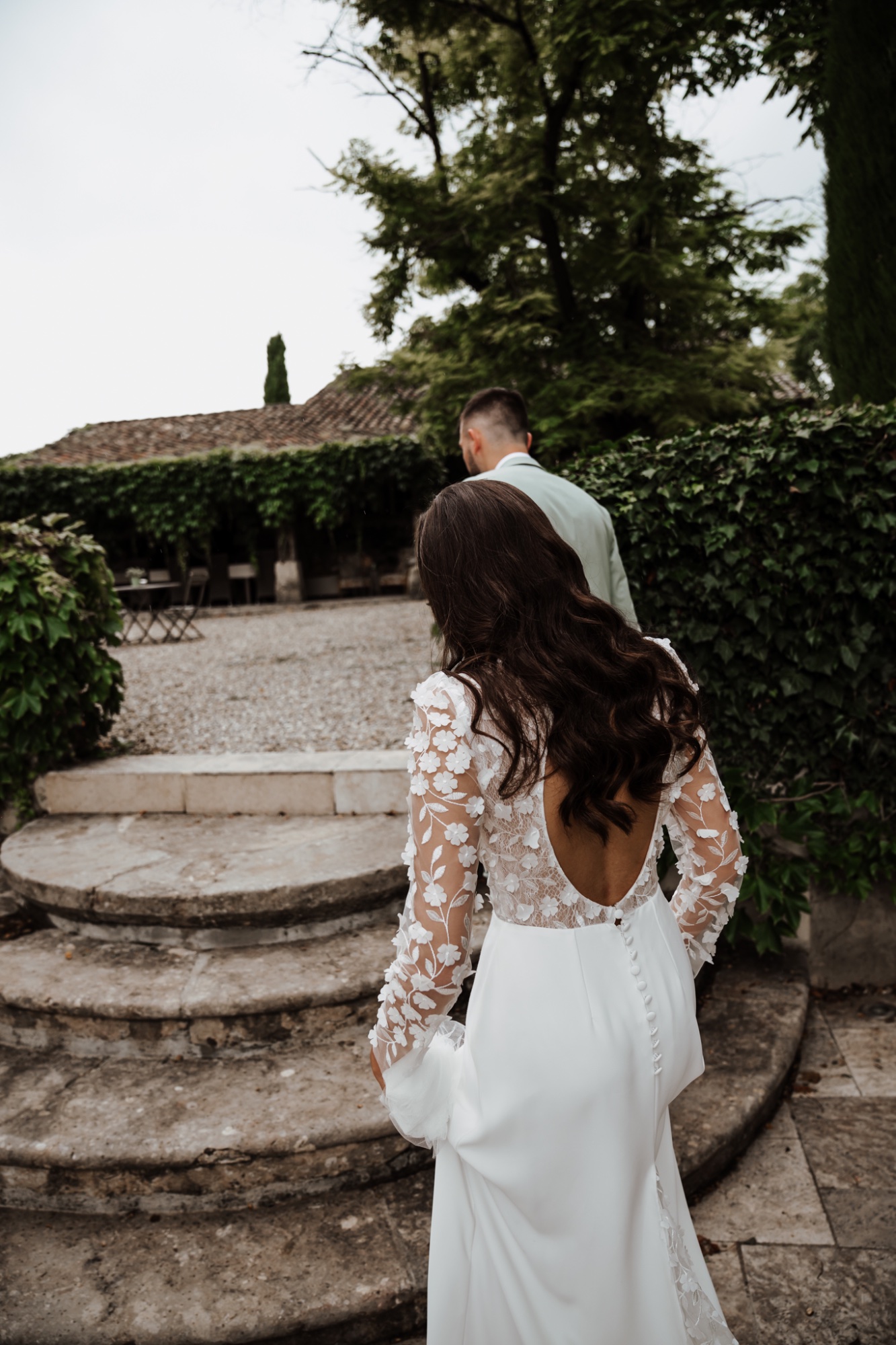 Couple marches jardin